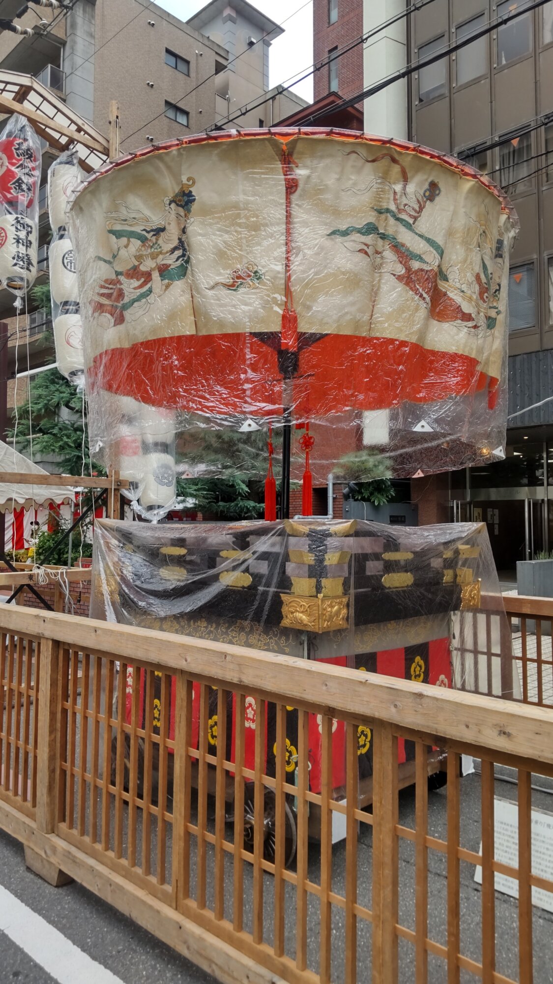 綾傘鉾 -綾傘鉾保存会- » Blog Archive » 2023年7月13日 鉾建て・会所飾りが行われました